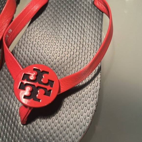 TORY BURCH, red leather thong sandal. - Picture 4 of 12
